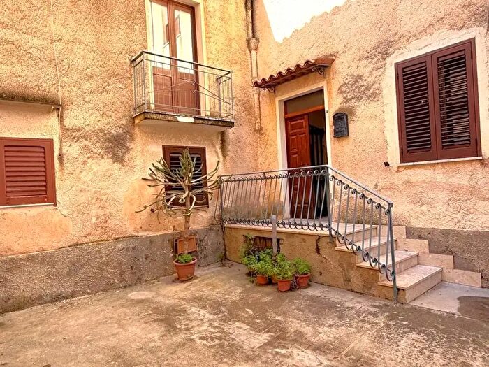 Casa con 6 locali in vendita in Sambuca Di Sicilia