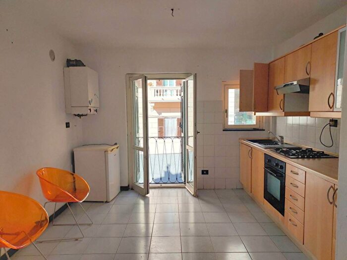 Appartamento bilocale in affitto in Via Borgo degli Incrociati, Manin, Genova