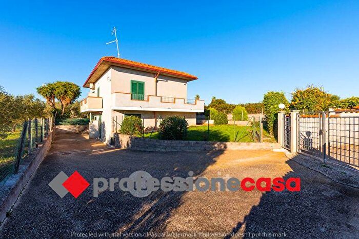 Casa con 6 locali in vendita in Via degli Olmi, Pomezia