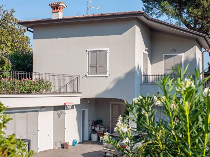 Casa con 6 locali in vendita in Via Ugo Foscolo, Centro, Credaro