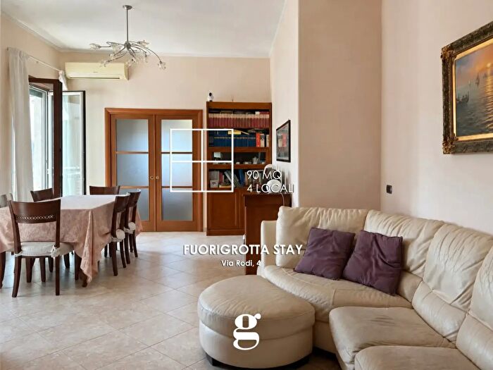 Appartamento trilocale in vendita in Via Rodi, Napoli