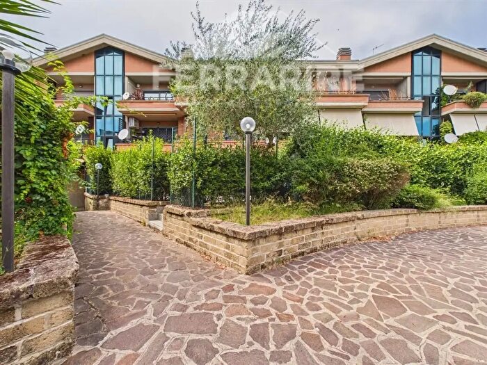 Appartamento quadrilocale in vendita in Largo Olgiata Isola O, Roma
