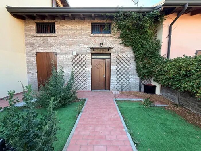 Casa quadrilocale in vendita in Strada Statale Romana, Soliera