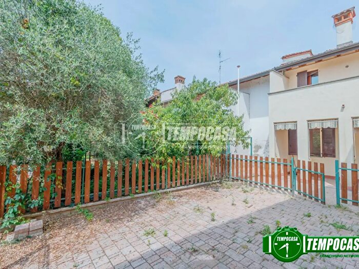 Appartamento trilocale in vendita in Via Vesuvio, Casarile