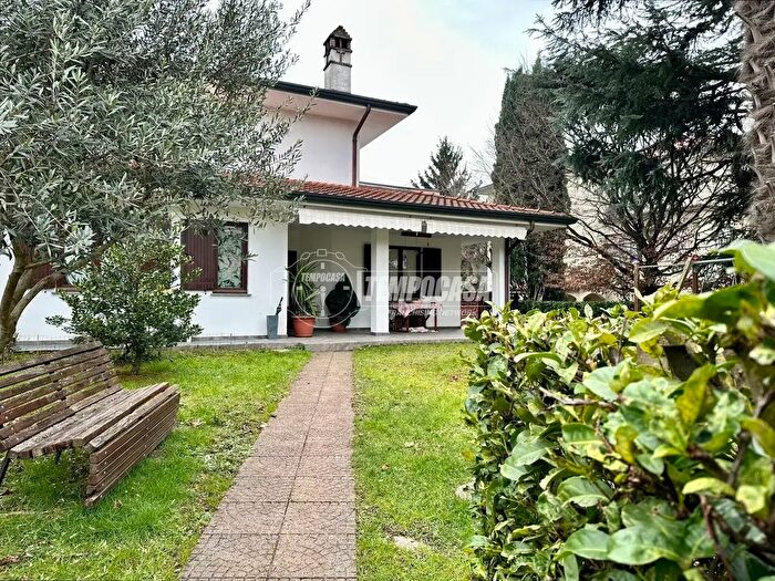 Casa con 5 locali in vendita in Via XXV Aprile, Lesmo