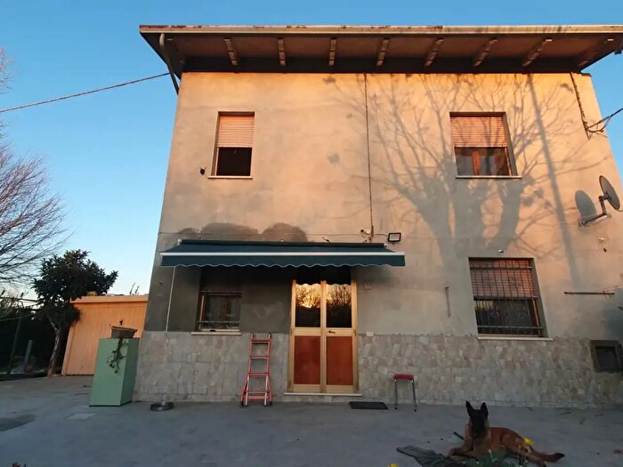 Casa con 5 locali in vendita in Via Valli, Mirandola