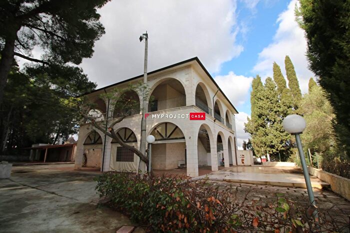 Casa con 16 locali in vendita in Strada Ostuni, Martina Franca