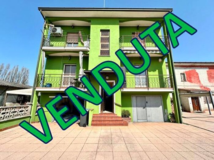 Appartamento trilocale in vendita in Via Crotta dAdda a, Acquanegra Cremonese