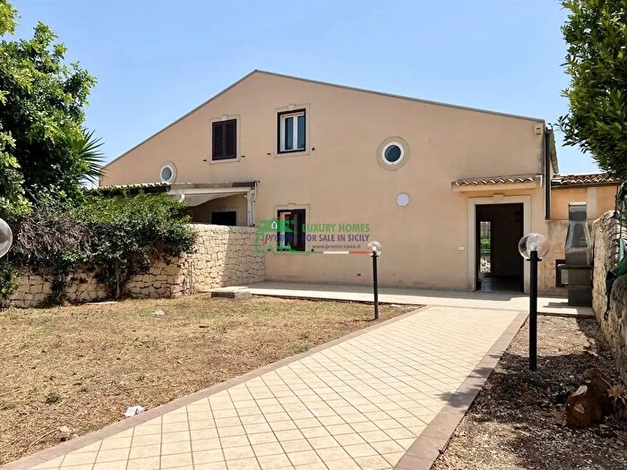 Casa quadrilocale in vendita in Piazza Dottore Giovanni Attilio Emmolo, Ragusa