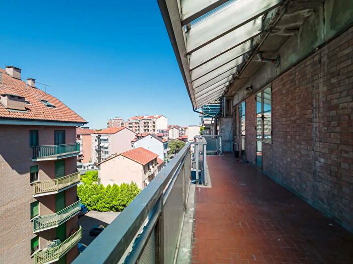 Appartamento con 5 locali in vendita in Via Verolengo, Torino