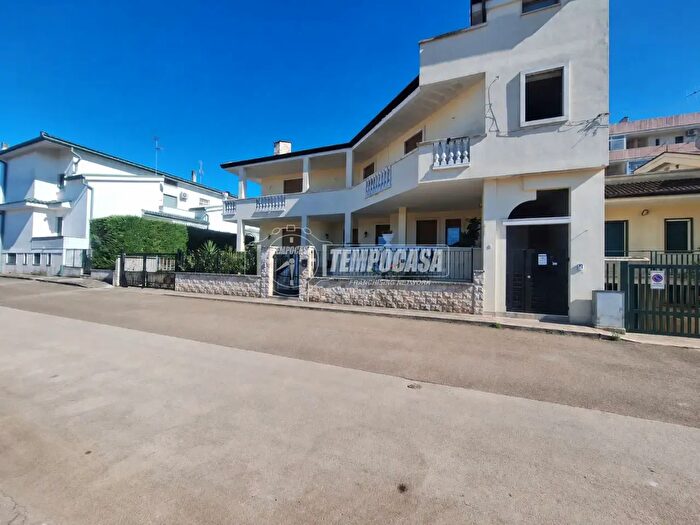 Casa con 6 locali in vendita in Via Donato Menichella, Turi