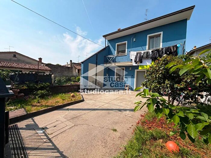 Casa quadrilocale in vendita in Via Venezia, Moscazzano