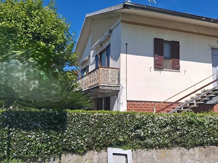 Casa con 8 locali in vendita in San Giuliano Terme