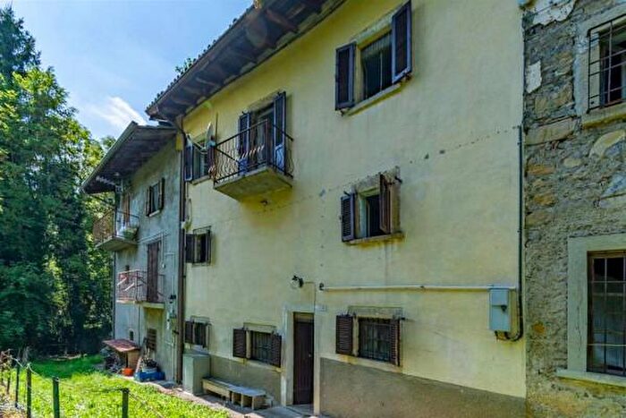 Casa con 5 locali in vendita in Via Martire, Val Brembilla