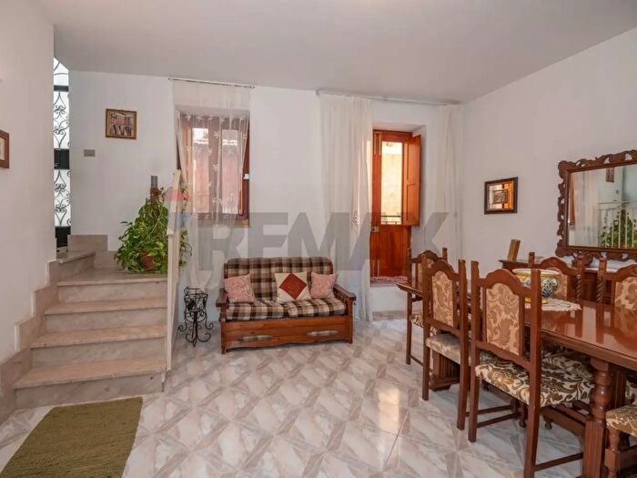 Casa con 6 locali in vendita in Melilli