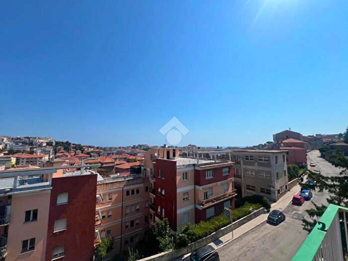 Appartamento con 7 locali in vendita in Via Isonzo, Ancona