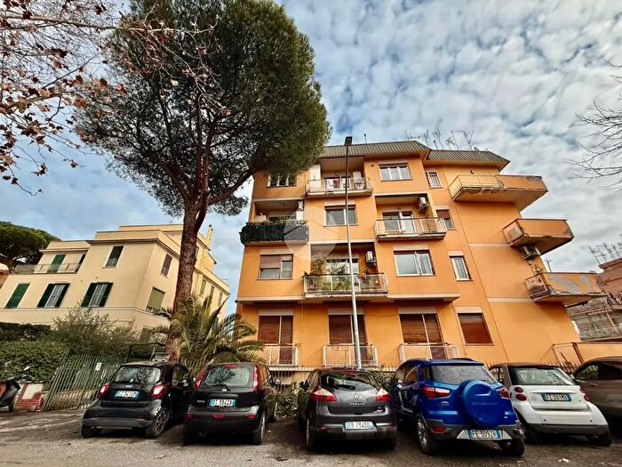 Appartamento quadrilocale in vendita in Piazza Vulture, Roma