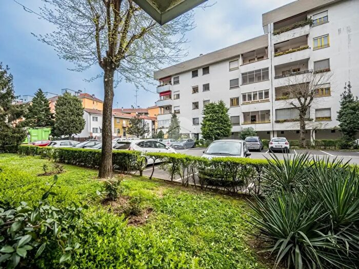 Appartamento quadrilocale in vendita in Via Giacinto Menotti Serrati, Milano