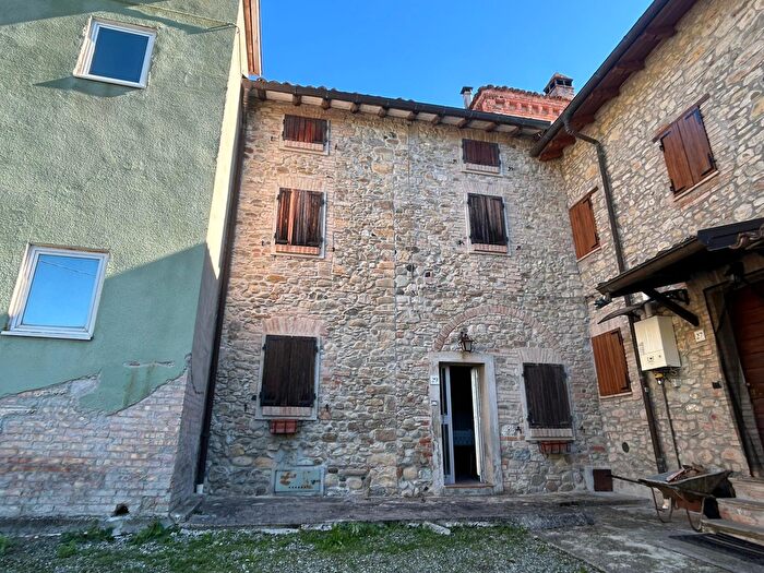 Casa quadrilocale in vendita in Strada Cavicchiolo, Medesano