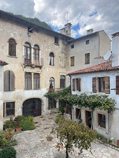 Casa con 7 locali in vendita in Via Martiri della Libertà, Vittorio Veneto