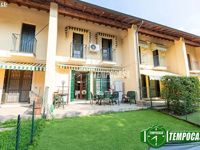 Casa quadrilocale in vendita in Via Nicolò Greco, Pandino