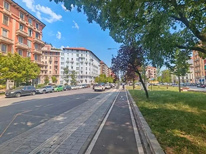 Appartamento con 5 locali in vendita in Via Washington, Milano