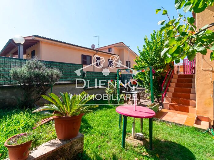 Appartamento trilocale in vendita in Via Siziano, Roma