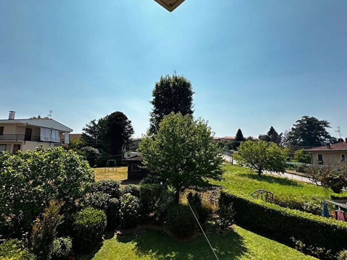 Appartamento trilocale in affitto in Via Giovanni Pascoli, Bardello con Malgesso e Bregano