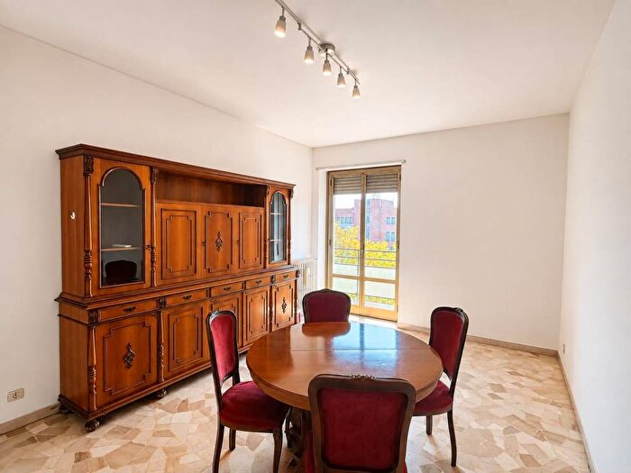 Appartamento trilocale in affitto in Via Francesco Primaticcio, Lorenteggio, Milano