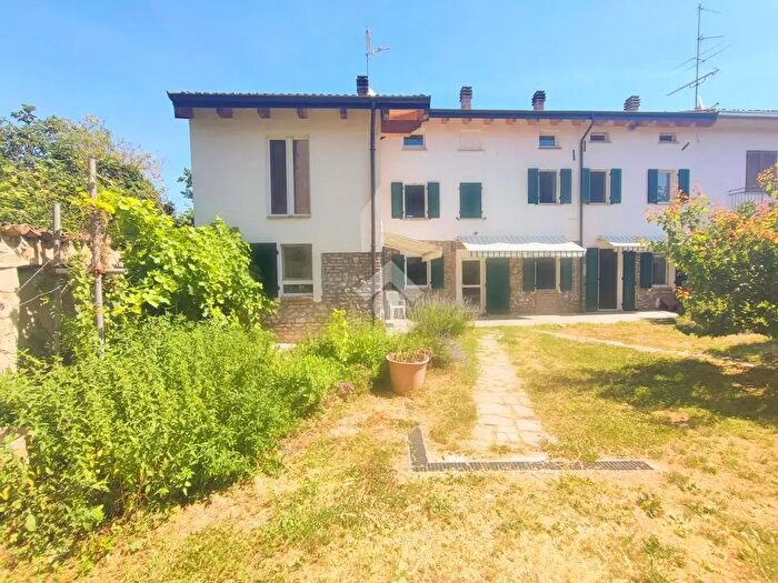 Casa con 10 locali in vendita in Via Guglielmo Marconi, Viguzzolo