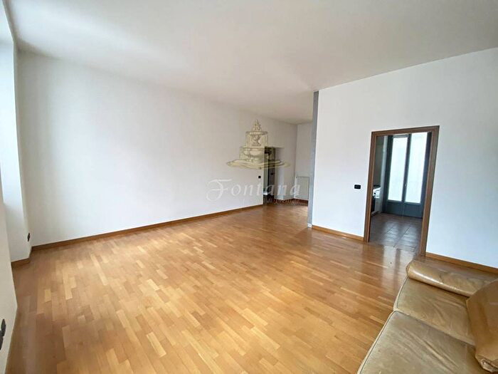 Appartamento trilocale in affitto in Via Festa del Perdono, Missori, Milano