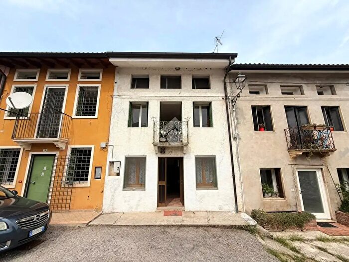 Appartamento con 6 locali in vendita in Via Contrada Marcantoni, Valdagno