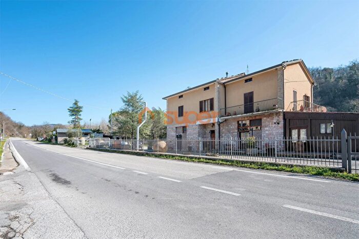 Casa quadrilocale in vendita in Assisi