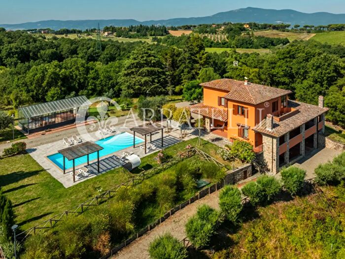 Casa con 17 locali in vendita in Via Garibaldi, Citta' Della Pieve