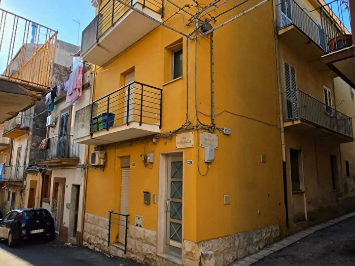 Casa quadrilocale in vendita in Via Carrubbelle, Ragusa
