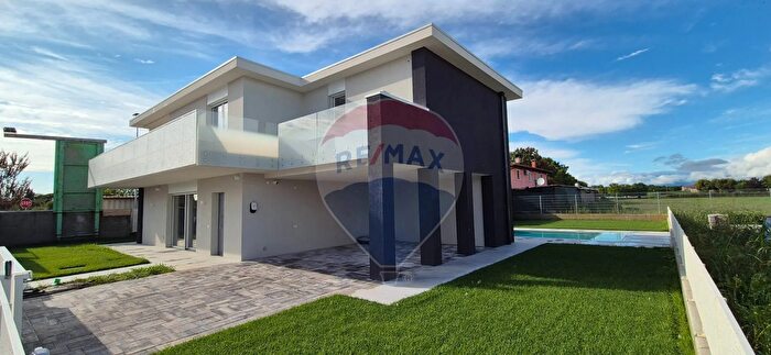 Casa con 6 locali in vendita in Castelnuovo Del Garda