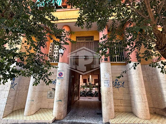 Appartamento con 5 locali in affitto in Via Nicola Antonio Porpora, Arenella, Napoli