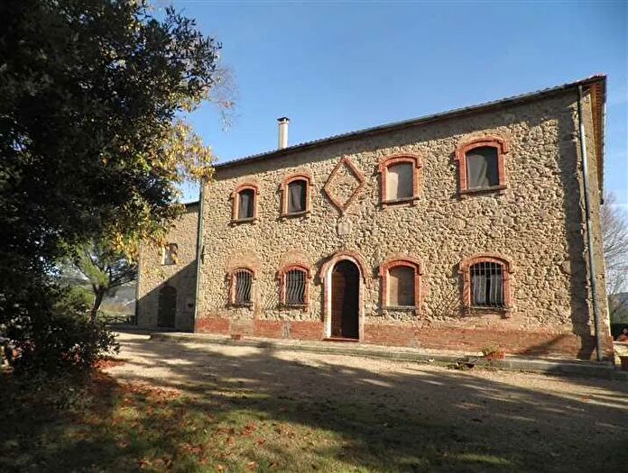 Casa con 15 locali in vendita in Pomarance