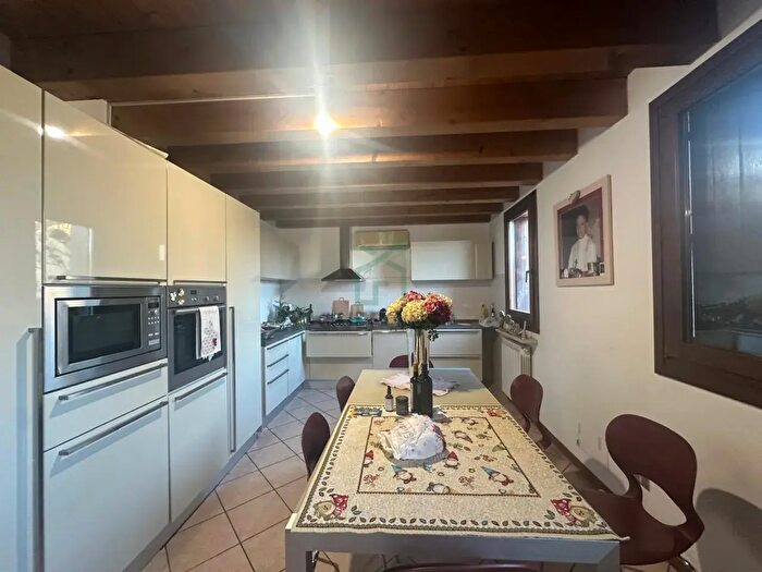 Appartamento con 6 locali in vendita in Via Vittorio Veneto, Zevio
