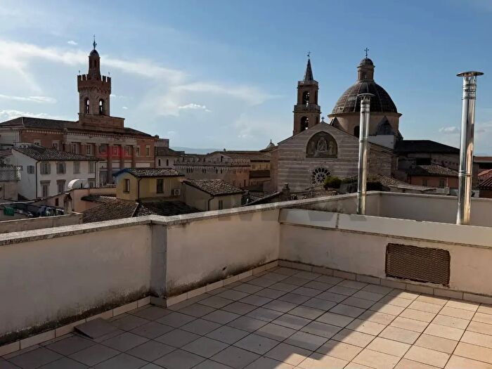 Appartamento con 6 locali in vendita in Piazzetta del Suffragio, Foligno