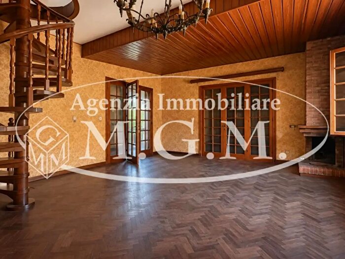 Casa con 6 locali in vendita in Calcinaia