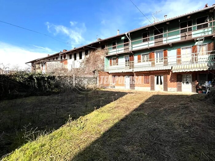 Casa con 12 locali in vendita in Via Belvedere, Strambino