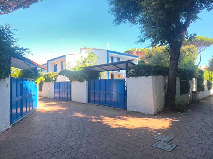 Casa trilocale in affitto in Via Falconara, Fregene, Fiumicino