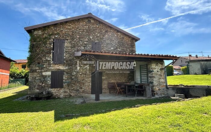 Casa quadrilocale in vendita in Via Valter Fillak, Donato