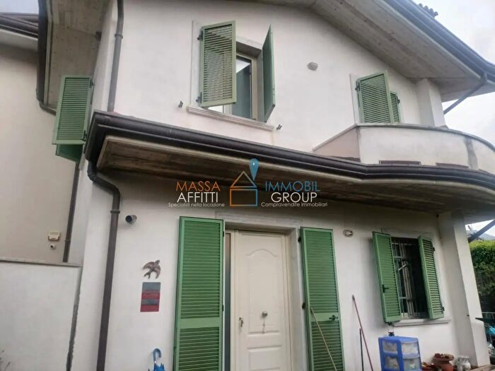 Casa con 6 locali in vendita in Via della Quercia, Massa