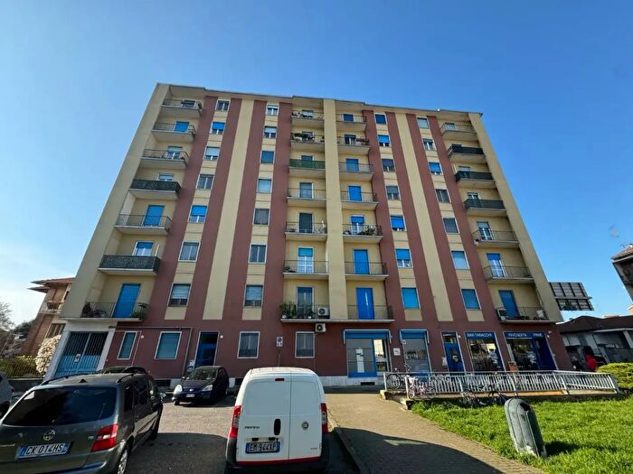 Appartamento trilocale in vendita in Piazza Sardegna, Vercelli