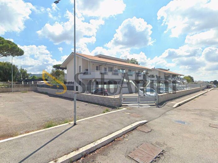 Appartamento trilocale in affitto in Via Divino Amore, Frattocchie, Marino