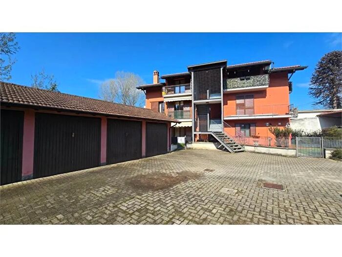 Appartamento trilocale in vendita in Viale Lombardia Sesto Calende Va, Sesto Calende