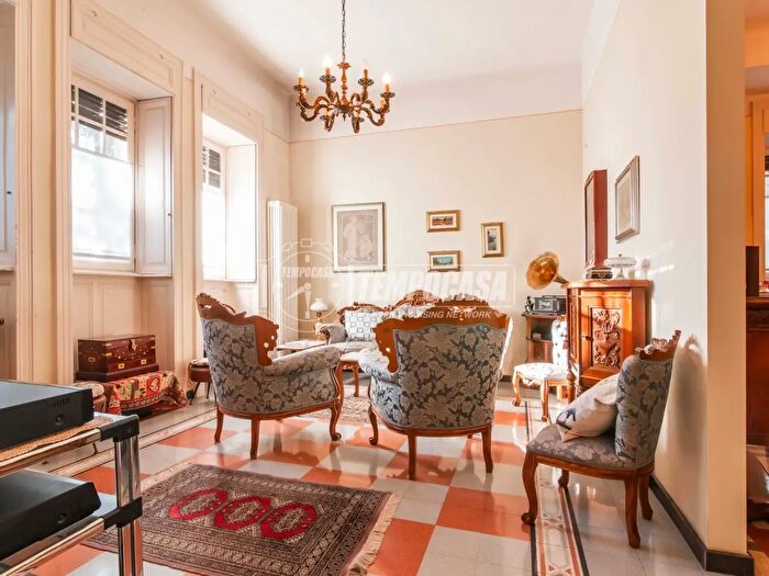 Appartamento quadrilocale in vendita in Via Francesco Crispi, Como