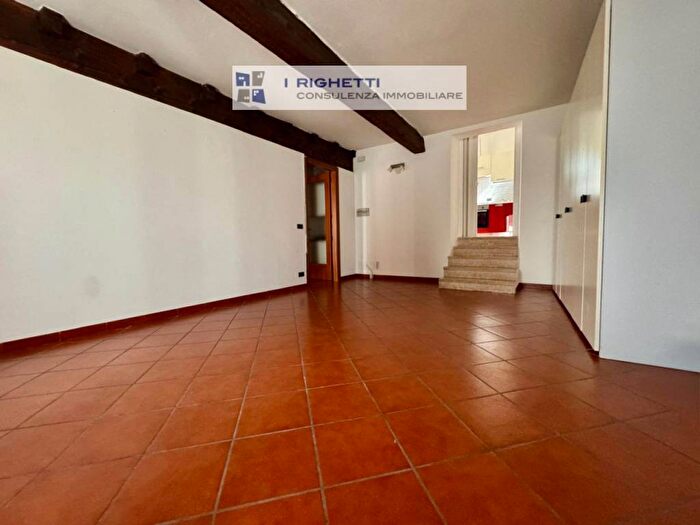 Appartamento trilocale in affitto in Vicolo Mustacchi, Veronetta, Verona